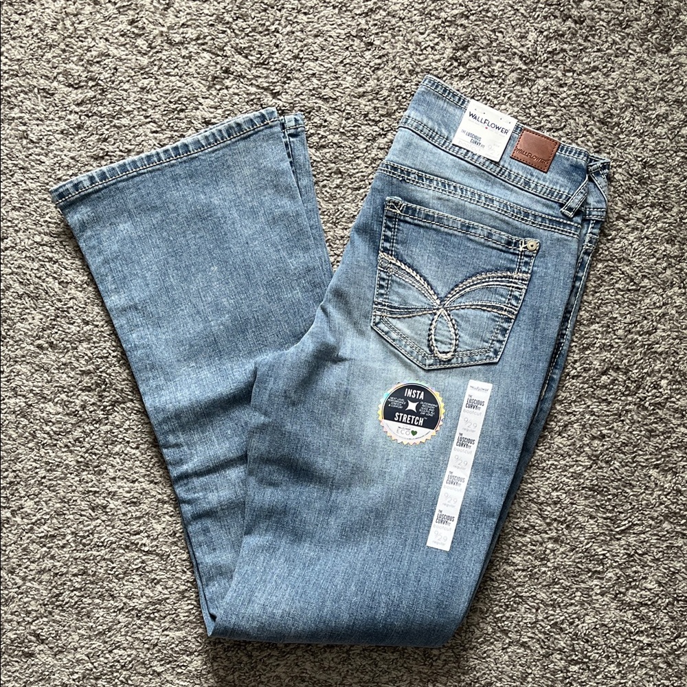 Wallflower Lucious curvy fit bootcut jeans